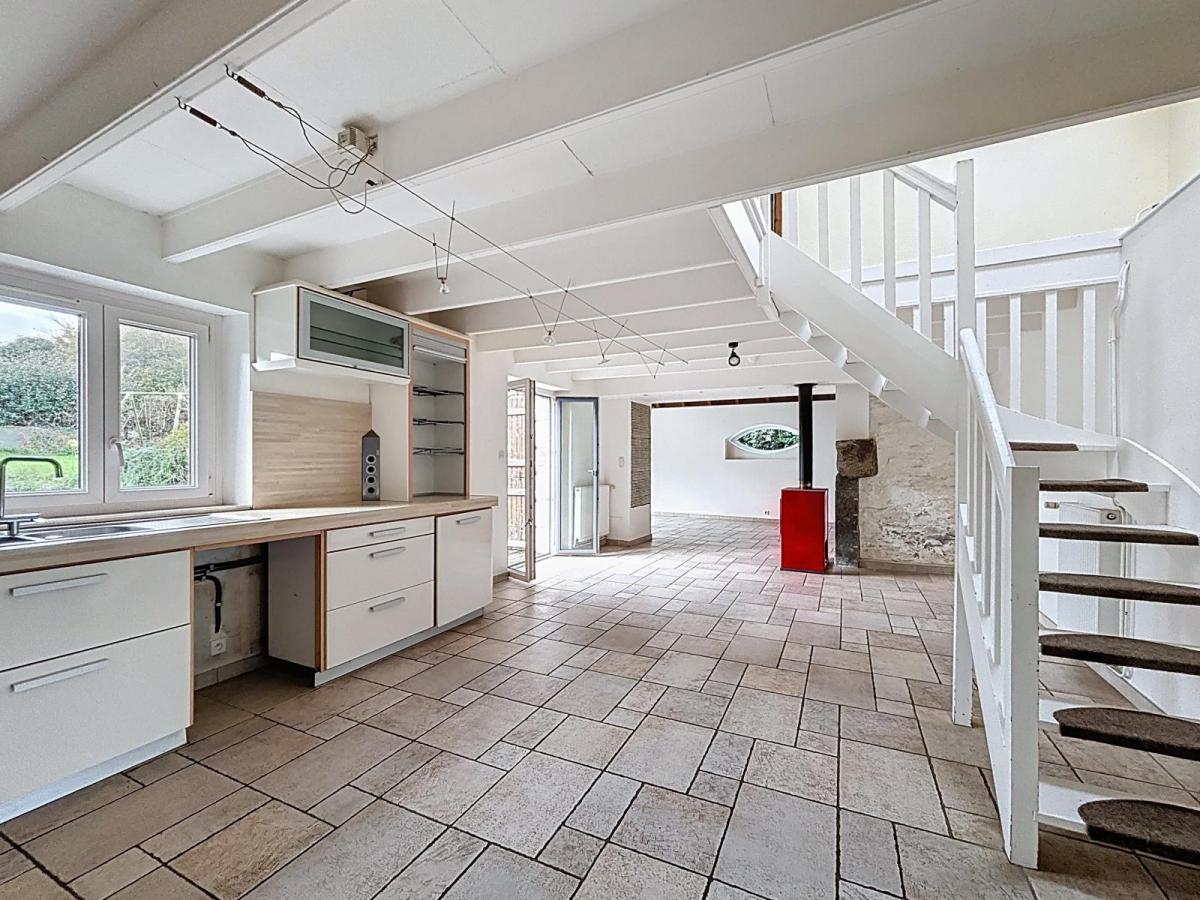 LANDÉDA : proche mer, jolie maison en pierres atypique